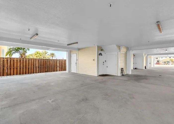 El Mar Townhome - Unit D *